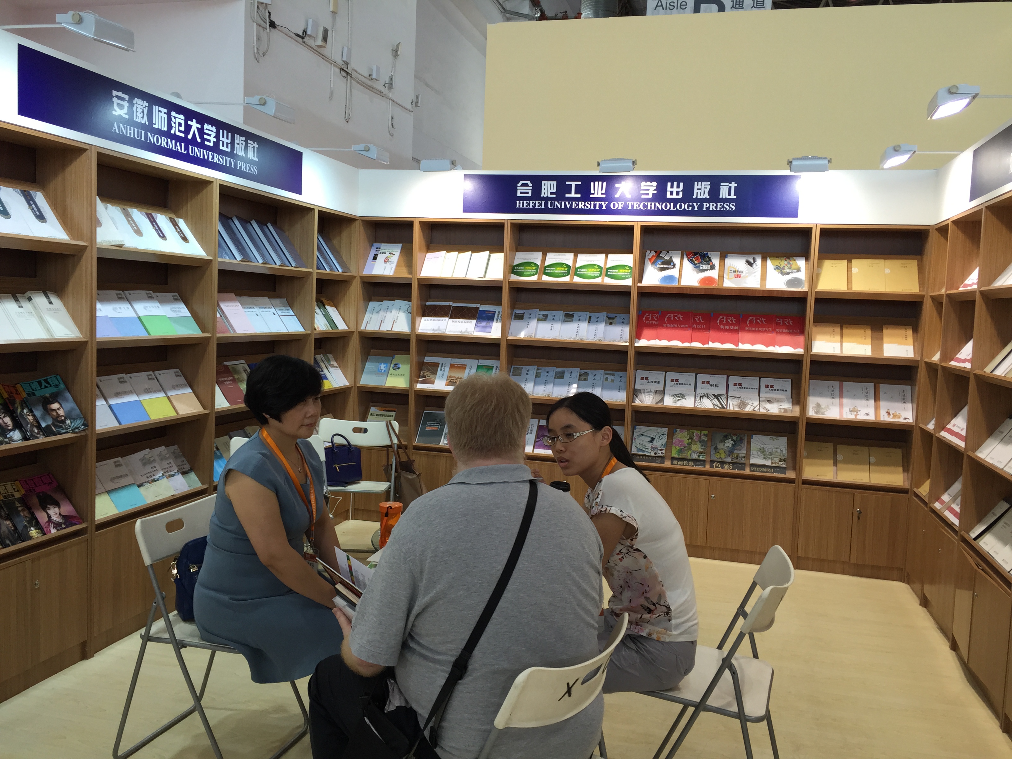 图为Media Solutions的CEO, John Moore,与我社员工探讨理工类书籍的出版 图为Media Solutions的CEO, John Moore,与我社员工探讨理工类书籍的出版